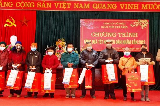 Công ty cổ phần Gang thép Cao Bằng tặng 100 suất quà Tết tại Thành phố