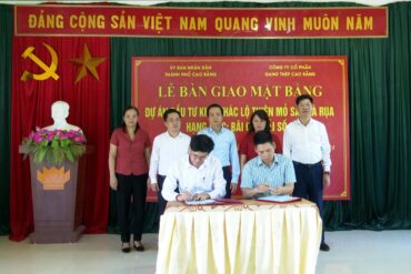 Bàn giao mặt bằng cho chủ đầu tư khai thác lộ thiên mỏ sắt Nà Rụa – Hạng mục bãi đổ thải số 03